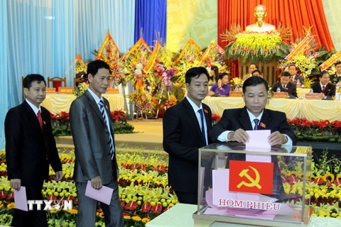 Các đại biểu bầu Ban Chấp hành Đảng bộ tỉnh Yên Bái khóa 18, nhiệm kỳ 2015-2020. (Ảnh: Thế Duyệt/TTXVN)