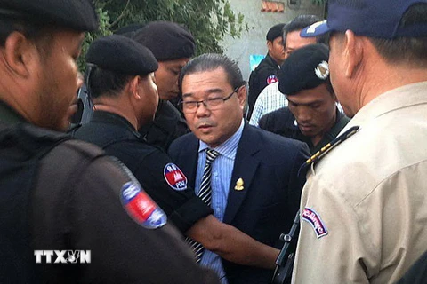 Cảnh sát Campuchia áp giải thượng nghị sỹ Hong Sok Hour (giữa) tại Phnom Penh. (Nguồn: AFP/TTXVN)