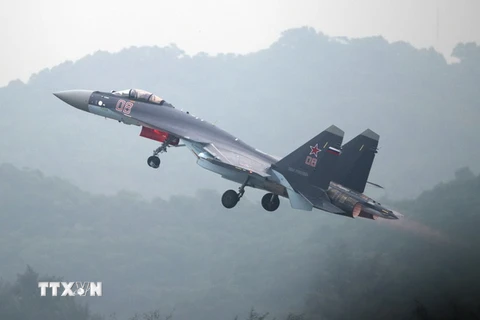 Máy bay chiến đấu Sukhoi SU-35 cất cánh trong chuyến bay thử tại Chu Hải ngày 10/11, một ngày trước khi khai mạc triển lãm. (Nguồn: AFP-TTXVN)