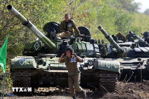 Lực lượng ly khai ở miền đông Ukraine tham gia cuộc tập trận tại thị trấn Torez, khu vực Donetsk ngày 24/9. (Nguồn: AFP/TTXVN)
