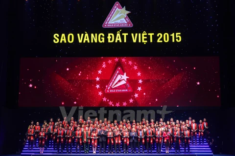 Trao giải thưởng Sao Vàng đất Việt 2015 cho doanh nghiệp Việt Nam tiêu biểu. (Ảnh: Minh Sơn/Vietnam+)