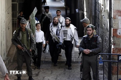 Cảnh sát Israel gác trên một tuyến phố ở khu vực thành cổ của Jerusalem. (Nguồn: AFP/TTXVN)
