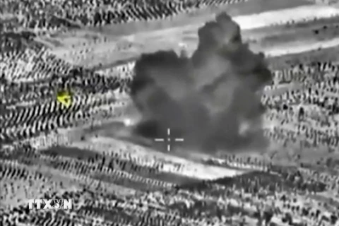 Khói bốc lên từ một nhà máy chế tạo bom ở Maarat al-Numan, phía nam thị trấn Idlib, Syria sau đợt oanh tạc của không quân Nga ngày 3/10. (Nguồn: Reuters/TTXVN)