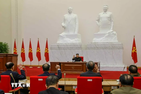 Chủ tịch Kim Jong-Un chủ trì cuộc họp của Bộ Chính trị Đảng Lao Động Triều Tiên tại Bình Nhưỡng ngày 9/4. (Nguồn: Yonhap/TTXVN)