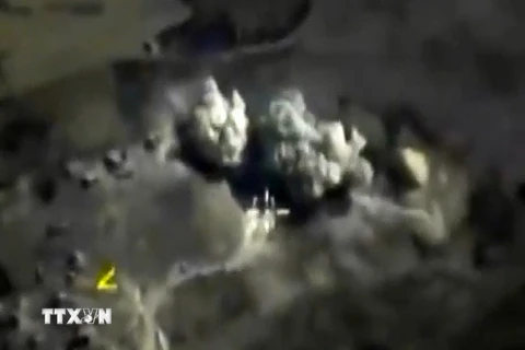 Khói bốc lên sau cuộc không kích của Nga vào một kho vũ khí của IS ở Raqqa, Syria. (Nguồn: AFP/TTXVN)