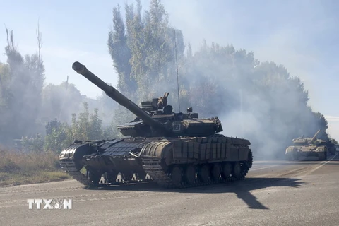 Xe tăng rút khỏi thị trấn Aleksandrovsk, gần Luhansk, Ukraine ngày 3/10. (Nguồn: THX/TTXVN)