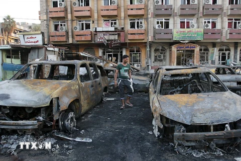 Hiện trường một vụ đánh bom xe ở Iraq. (Nguồn: Reuters/TTXVN)