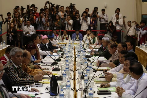 Toàn cảnh cuộc đàm phán giữa Ủy ban kiến tạo hòa bình liên bang của Chính phủ Myanmar và các nhóm vũ trang sắc tộc ở Yangon, Myanmar ngày 22/7. (Nguồn: THX/TTXVN)