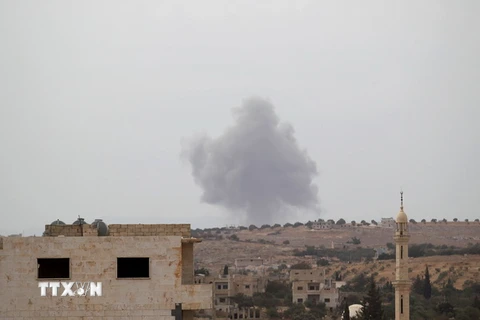 Khói bốc lên sau một cuộc không kích tại Idlib, Syria ngày 1/10. (Nguồn: Reuters/TTXVN)