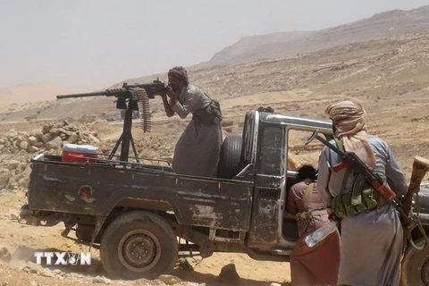 Binh sỹ Yemen giao tranh với phiến quân Houthi tại tỉnh miền trung Marib ngày 28/9. (Nguồn: Reuters/TTXVN)
