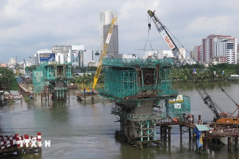 Đoạn vượt sông Sài Gòn đang được thi công khẩn trương với chiều rộng 11m, 2 trụ chính đã thành hình. (Ảnh: Hoàng Hải/TTXVN)