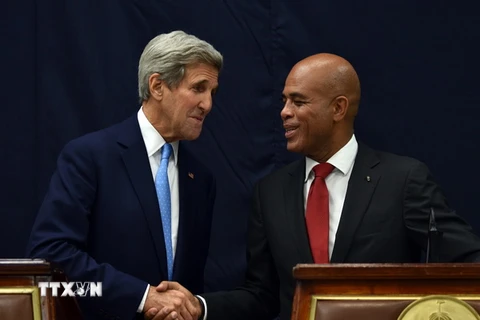 Tổng thống Haiti Michel Martelly (phải) và Ngoại trưởng Mỹ John Kerry (trái) tại cuộc gặp ở Port-au-Prince. (Nguồn: AFP/TTXVN)