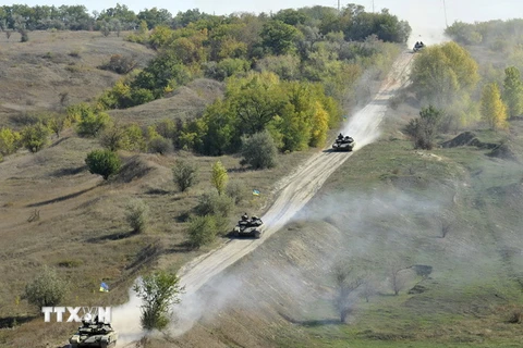 Xe tăng của lực lượng vũ trang Ukraine rút khỏi Krymske, vùng Luhansk ngày 5/10. (Nguồn: THX/TTXVN)