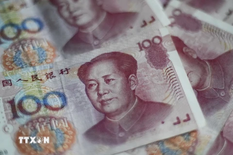 Đồng tiền giấy mệnh giá 100 nhân dân tệ (15,5 USD) tại Bắc Kinh ngày 25/8. (Nguồn: AFP/TTXVN)