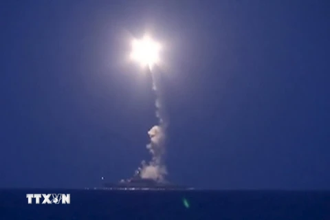 Tàu chiến của Nga phóng rocket từ vùng Biển Caspi. (Nguồn: Reuters/TTXVN)