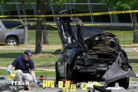 Cảnh sát Mỹ điều tra tại hiện trường vụ nổ súng tại Garland. (Nguồn: AFP/TTXVN)