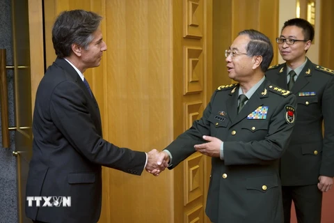 Tổng tham mưu trưởng quân đội Trung Quốc Phòng Phong Huy (giữa) có cuộc gặp với Thứ trưởng Ngoại giao Mỹ Antony Blinken (trái) đang trong chuyến thăm Trung Quốc nhằm tăng cường quan hệ song phương. (Nguồn: AFP/TTXVN)