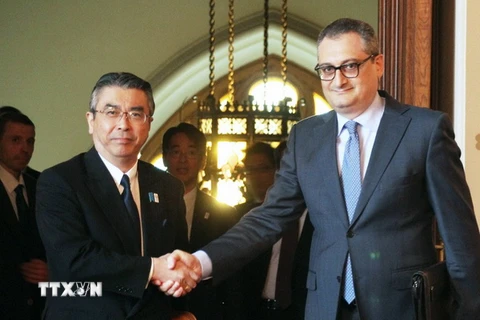 Thứ trưởng Ngoại giao Nga Igor Morgulov (phải) và người đồng cấp Nhật Bản Shinsuke Sugiyama tại cuộc gặp tháng 8/2013. (Nguồn: Kyodo/TTXVN)