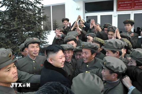 Nhà lãnh đạo Triều Tiên Kim Jong-Un (giữa) chúc mừng các nhà khoa học và kỹ thuật tại Trung tâm giám sát vệ tinh ở huyện Cholsan, tỉnh Bắc Pyongan sau khi vệ tinh Unha-3 được phóng thành công vào quỹ đạo tháng 12/2012. (Nguồn: Reuters/TTXVN)