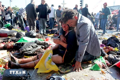 Các nạn nhân vụ đánh bom ở nhà ga tàu hỏa trung tâm thủ đô Ankara ngày 10/10. (Nguồn: AFP/TTXVN)