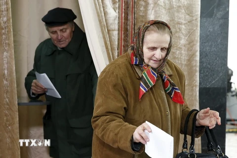 Cử tri Belarus bỏ phiếu tại một địa điểm bầu cử ở Minsk. (Nguồn: Reuters/TTXVN)