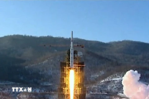 Tên lửa Unha-3 rời bệ phóng ở Trung tâm giám sát vệ tinh huyện Cholsan, tỉnh Bắc Pyongan tháng 12/2012. (Nguồn: Reuters/TTXVN)