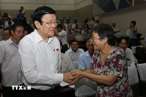 Chủ tịch nước Trương Tấn Sang với cử tri Quận 4. (Ảnh: Nguyễn Khang/TTXVN)