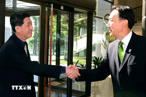 Trưởng đoàn đàm phán Hàn Quốc Lee Duck-hang (phải) và người đồng nhiệm Triều Tiên Pak Yong-il trước cuộc họp về vấn đề đoàn tụ ở làng Panmunjom ngày 7/9. (Nguồn: Yonhap/TTXVN)
