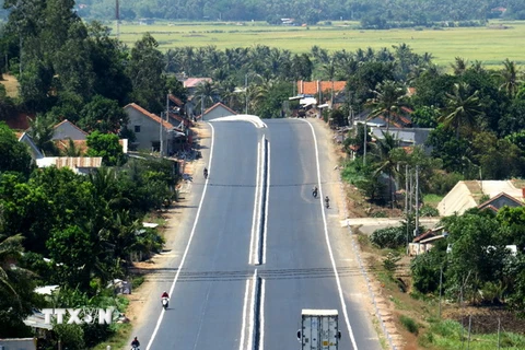 Quốc lộ 1 đoạn qua khu dân cư thuộc địa bàn xã An Cư, huyện Tuy An. (Ảnh: Thế Lập/TTXVN)