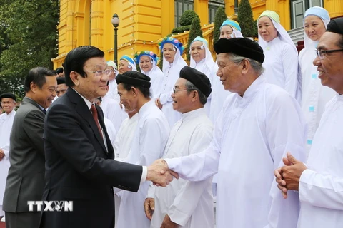 Chủ tịch nước Trương Tấn Sang gặp mặt thân mật Đoàn đại biểu chức sắc lãnh đạo các Hội Thánh Cao Đài Việt Nam. (Ảnh: Nguyễn Khang/TTXVN)