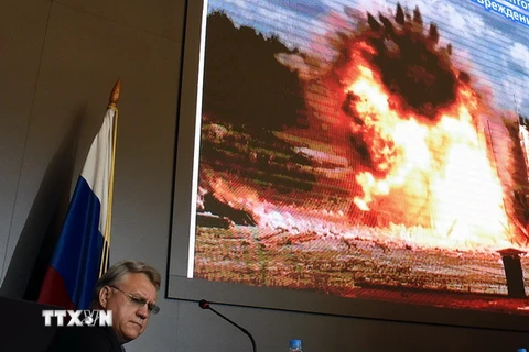 Giám đốc điều hành hãng chế tạo tên lửa Almaz-Antei của Nga Yan Novikov tại cuộc họp báo về kết quả điều tra vụ rơi máy bay MH17 ở Moskva ngày 13/10. (Nguồn: AFP/TTXVN)