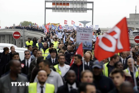 Nhân viên hãng Air France biểu tình phản đối kế hoạch tái cơ cấu ở Roissy-en-France, Pháp ngày 5/10. (Nguồn: AFP/TTXVN)