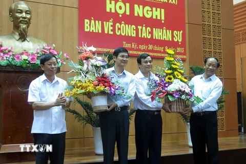Ông Nguyễn Ngọc Quang (thứ hai từ trái) và ông Phan Việt Cường (thứ hai từ phải) tại Hội nghị bàn về công tác nhân sự tỉnh Quảng Nam. (Ảnh: Nguyễn Sơn/TTXVN)