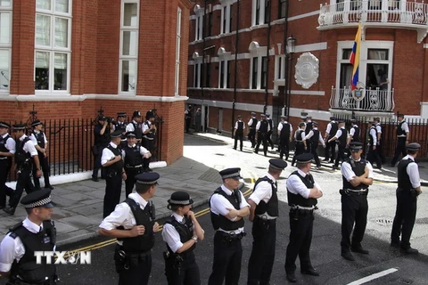 Cảnh sát Anh được triển khai bên ngoài Đại sứ quán Ecuador ở London (Anh) ngày 19/8/2012. (Nguồn: Reuters/TTXVN)