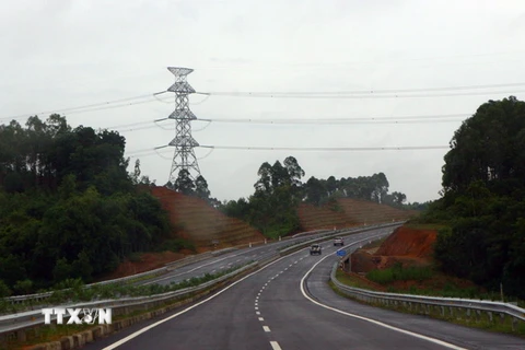 Một đoạn đường cao tốc Hà Nội-Lào Cai thuộc địa bàn tỉnh Vĩnh Phúc. (Ảnh: Huy Hùng/TTXVN)