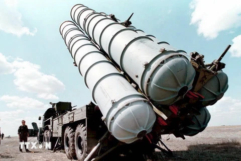 Tên lửa phòng không S300 của Nga chuẩn bị được phóng thử tại trung tâm huấn luyện quân sự ở Nga năm 1996. (Nguồn: AFP/TTXVN)