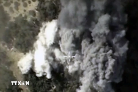 Khói lửa bốc lên sau một vụ không kích của Nga nhằm vào mục tiêu IS tại Syria. (Nguồn: AFP/TTXVN)