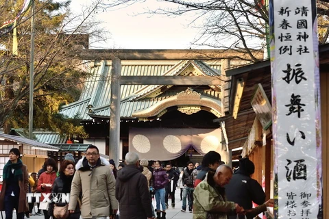 Người dân tới viếng đền Yasukuni ở thủ đô Tokyo nhân dịp Năm mới 2015. (Nguồn: AFP/TTXVN)