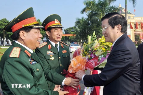 Các vị lãnh đạo Quân khu I đón Chủ tịch nước Trương Tấn Sang. (Ảnh: Trọng Đức/TTXVN)