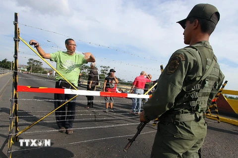 Người dân Colombia tại biên giới với Venezuela ở Cucuta ngày 22/8. (Nguồn: AFP/TTXVN)