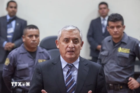 Cựu Tổng thống Guatemala Otto Perez Molina (giữa) tại tòa án ở thủ đô Guatemala City ngày 8/9. (Nguồn: THX/TTXVN)
