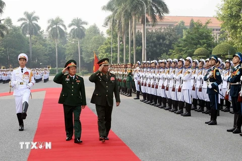 Đại tướng Đỗ Bá Tỵ và Trung tướng Suvon Luongbunmi duyệt Đội danh dự Quân đội Nhân dân Việt Nam tại lễ đón. (Ảnh: Phạm Kiên/TTXVN)