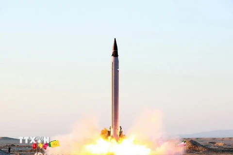 Tên lửa Imad được phóng từ một địa điểm bí mật ở Iran ngày 11/10. (Nguồn: AFP/TTXVN)