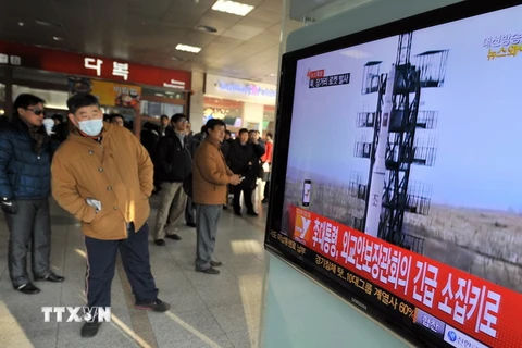 Người dân Hàn Quốc theo dõi vụ phóng tên lửa của CHDCND Triều Tiên trên truyền hình tại nhà ga ở Seoul. (Nguồn: AFP/TTXVN)