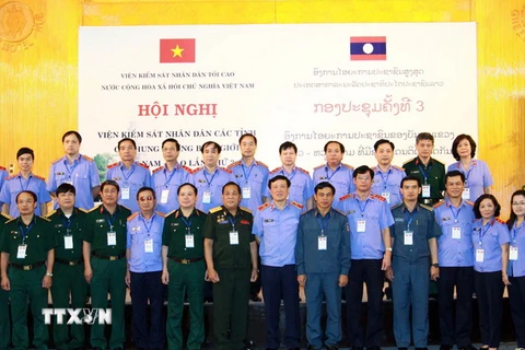 Các đại biểu Viện Kiểm sát Nhân dân Tối cao Việt Nam và Viện Kiểm sát Nhân dân Tối cao Lào chụp ảnh chung năm 2013. (Ảnh: Doãn Tấn/TTXVN)