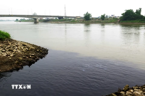 Nước xả thải từ nhà máy xử lý rác thải tập trung thành phố Thái Bình và khu công nghiệp làm ô nhiễm sông Trà Lý. (Ảnh: Xuân Tiến/TTXVN)