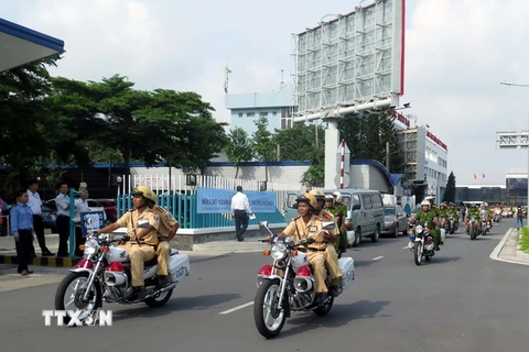 Lực lượng Cảnh sát giao thông ra quân tuần tra trên các tuyến đường. (Ảnh. Hoàng Hải/TTXVN)