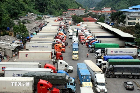 Các xe container chở hàng hóa tập kết tại bãi xe ở cửa khẩu Tân Thanh chờ làm thủ tục để xuất khẩu qua biên giới. (Ảnh: Thái Thuần/TTXVN)