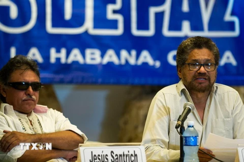 Đại diện của FARC Ivan Marquez (phải) phát biểu trong cuộc họp báo tại Havana, Cuba ngày 17/10. (Nguồn: AFP/TTXVN0