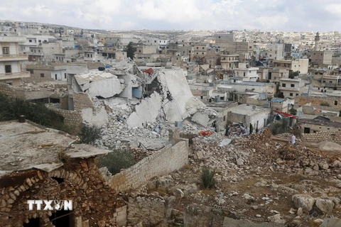 Cảnh đổ nát sau các cuộc giao tranh tại thị trấn Darat Izza ở Aleppo. (Nguồn: Reuters/TTXVN)